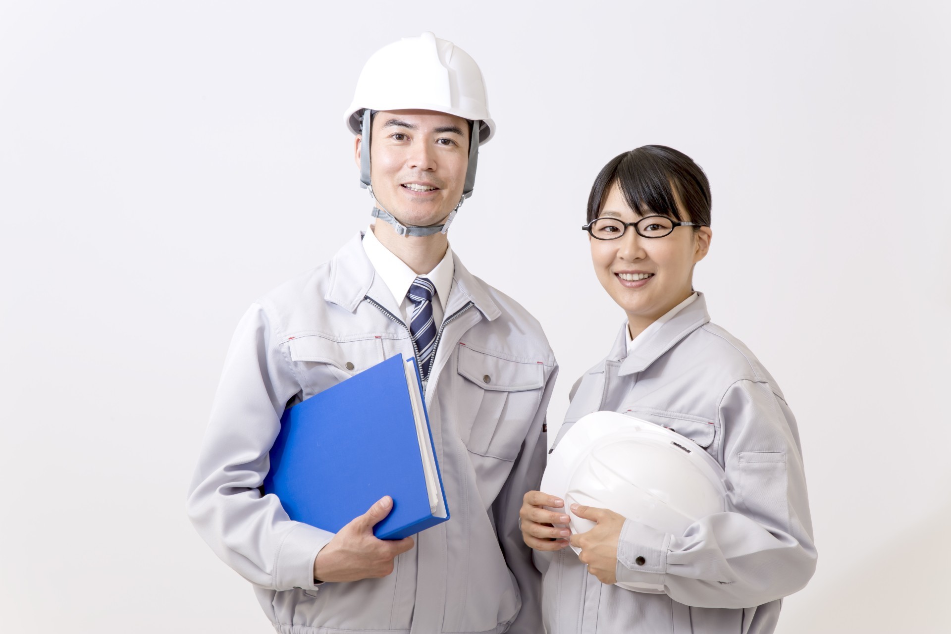 手すりを確認する職人