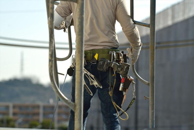 建枠を担ぐ職人